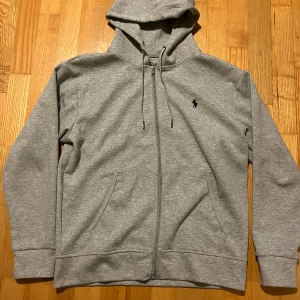 Polo ralph lauren zip hoodie - Grå ralph lauren zip hooide Varan är en A:A koopia och är därför exakt som orginalet Aldrig använd!