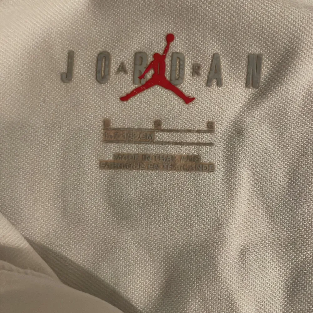 Säljer en PSG tröja pga växt ur den köpt från JD sports för cirka 2 år sen skick 7/10. Hoodies.