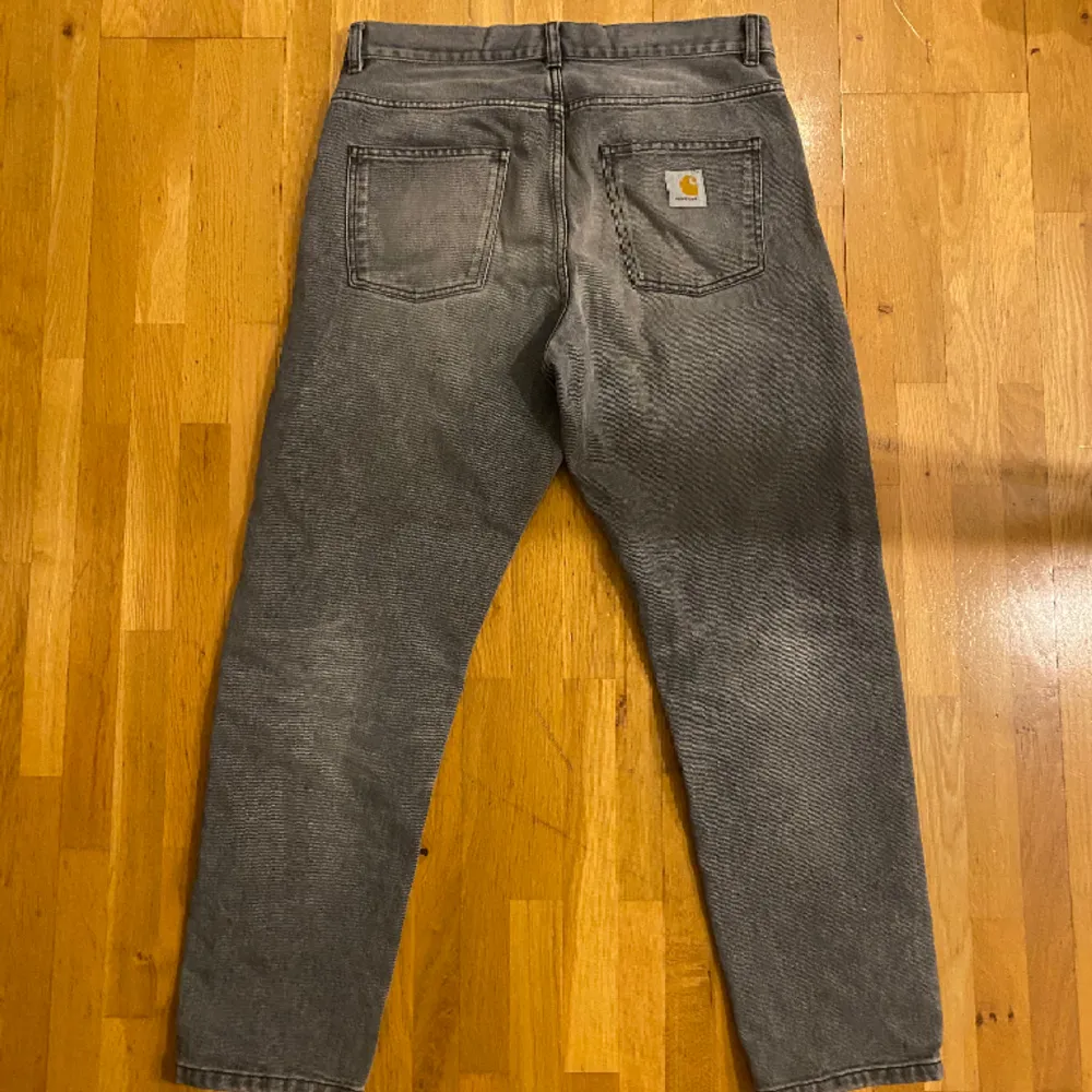 Carhartt Wip jeans i grått. Bra skick. Det finns dock några fläckar lite här och där, men de är svåra att se.  Storlek 31 . Jeans & Byxor.