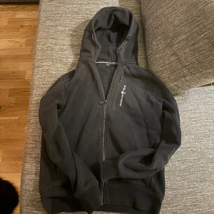 Sail racing hoodie - Tröjan är i storlek S och är använd en del. Den är i bra skick och köptes för runt 1000 kr.