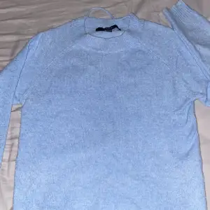 Jätte fin vero Moda tröja i himmel blå färg jag har inte användt den någon gång eftersom jag tänkte reklamera, men glömde bort❤️ Den har en skada på baksidan men går enkelt att sy ihop. Kvitto finns kvar om köpare vill ha. Andvänd gärna köp nu 😊😊💗💞