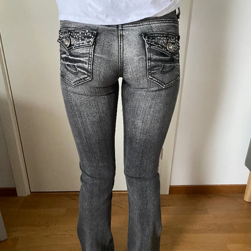 Coola jeans. Säljer då dom inte används. Passar mig i längden som är 163. . Jeans & Byxor.