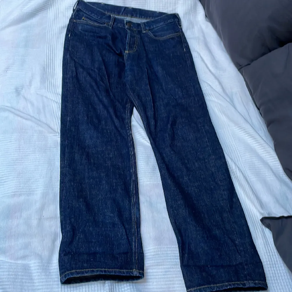 Säljer ett par carhartt jeans eftersom jag har bytt stil helt o inte använder dem längre. Strl 31W x 32L och är köpta i carhartts officiella butik i Amsterdam. Nypris 1200 kr säljer för ca 350 men priset är inte hugget i sten så hör av dig om frågor.. Jeans & Byxor.