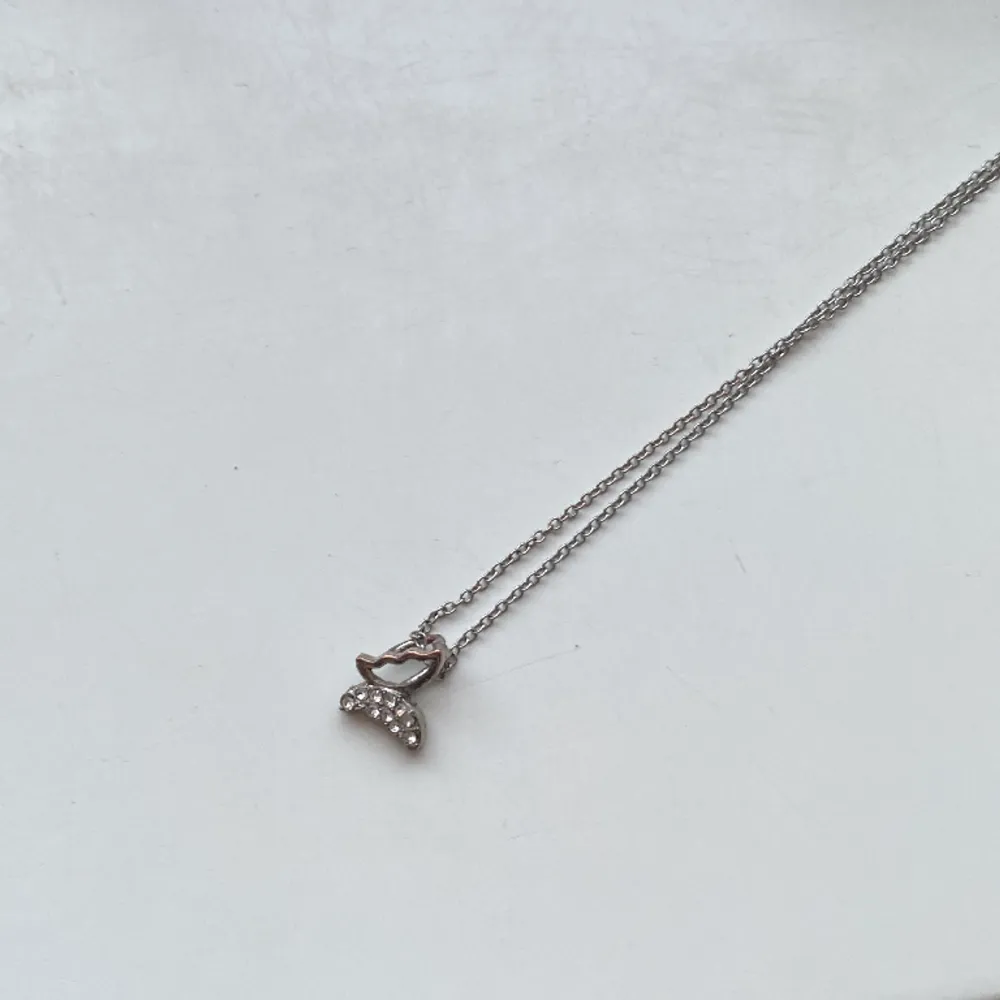 Säljer nu ett silver halsband med en glittrig fjäril. Fint skick och passar till alla🫶🏻. Accessoarer.
