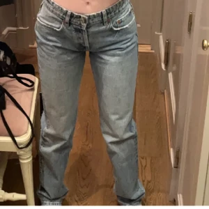 zara jeans - jeans med raka ben, från zara i fint skick💞