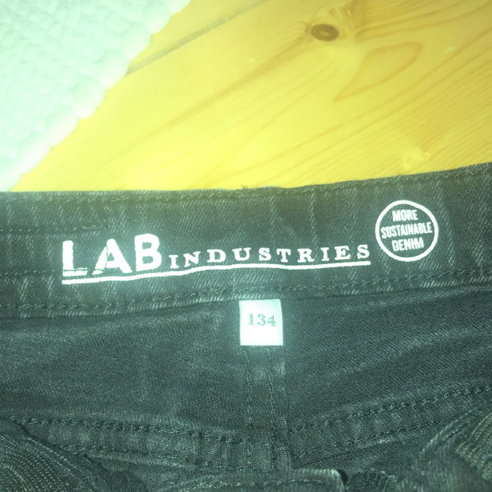 Här är ett par svarta jeans. Dem är i bra skick. 😸. Jeans & Byxor.