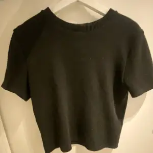 Säljer denna stickade T-shirten ifrån zara! Tröjan är i ett bra skick och är sparsamt använd. 💖