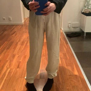  Beiga mjukisbyxor -  Säljer dessa sköna mjukisbyxor från Lindex! STL.146-152 och fortfarande lite förstora för mig. Nypris ca 300 kr.