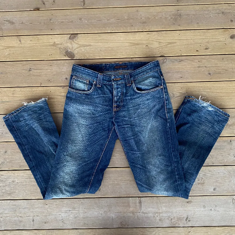 Så snygga jeans från Nudie! De har en liten slitning på ena bakfickan och i benslutet men i övrigt fint skick ⭐️jag är 166 cm och de går ner till marken på mig. Midjemått: 41 cm. Innerbenslängd: 80 cm. Jeans & Byxor.