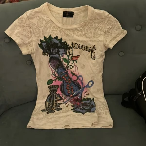 Christian Audiger T-shirt 💓 - Jättesnygg Christian audiger tröja som inte har några defekter förutom att den har tappat några rhinestones. Det är Christian audiger som gör designen på ed hardy, så köp gärna. Skicka gärna innan ni köper eller för info. Storleken är XL, passar M/S💓