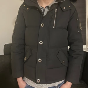 Moose knukles jacka S - Tjena! Jag köpte min jacka rätt så nyligen på blocket för 5000kr och jag köpte storleken S jag tänkte att den skulle sitta bra på mig men den va tyvärr för liten så därför vill jag sälja denna jacka och det finns inget hål eller märke på den.