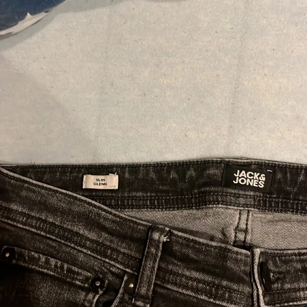 säljer dessa feta Jack and Jones jeansen, skicket på jeansen är som nya. Storlek 170 på jeansen. Modell på jeansen är Slim Glenn. Nypris 500 mitt pris endast 199!. Jeans & Byxor.