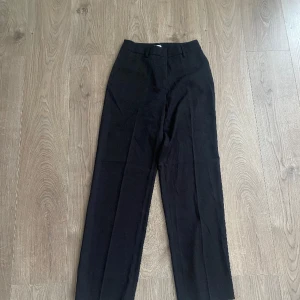 Kostymbyxor - Kostymbyxor från Bubbleroom i storlek 34 som använts endast en gång på grund av att dom var för stora så dom är i nyskick men ganska stora i storlek.