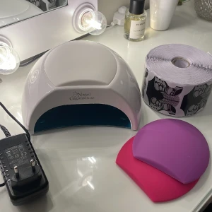 Nagel UV/LED lampa - Säljer då jag inte hinner med att göra naglar längre, fungerar hur bra som helst och är i superbra skick. Skickar även med en rulle med nailforms 💕köpte för 999kr säljer för 500kr