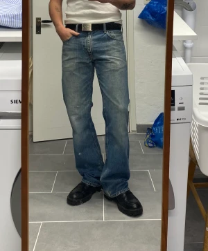 Levis 527 bootcut  - Härliga distressed Levis workpants. Modell 527. Önskas fler bilder på slitningar är det bara att fråga👍🏼 pris kan diskuteras