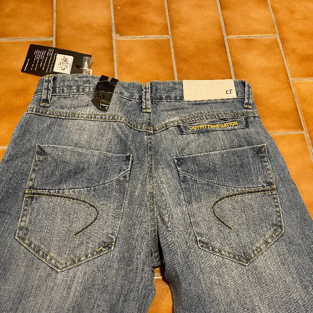 Jeans med tvätt  Straight passform ‼️skriv innan köp‼️  Storlekar  W27L30 W29L30 W30L30. Jeans & Byxor.