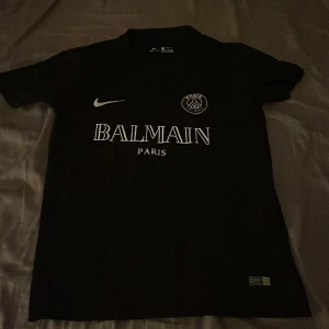 PSG x BALMAIN tshirt  - säljer den pga den e förstor och den är använd 2ggr skick 10/10 köparen står för frakt