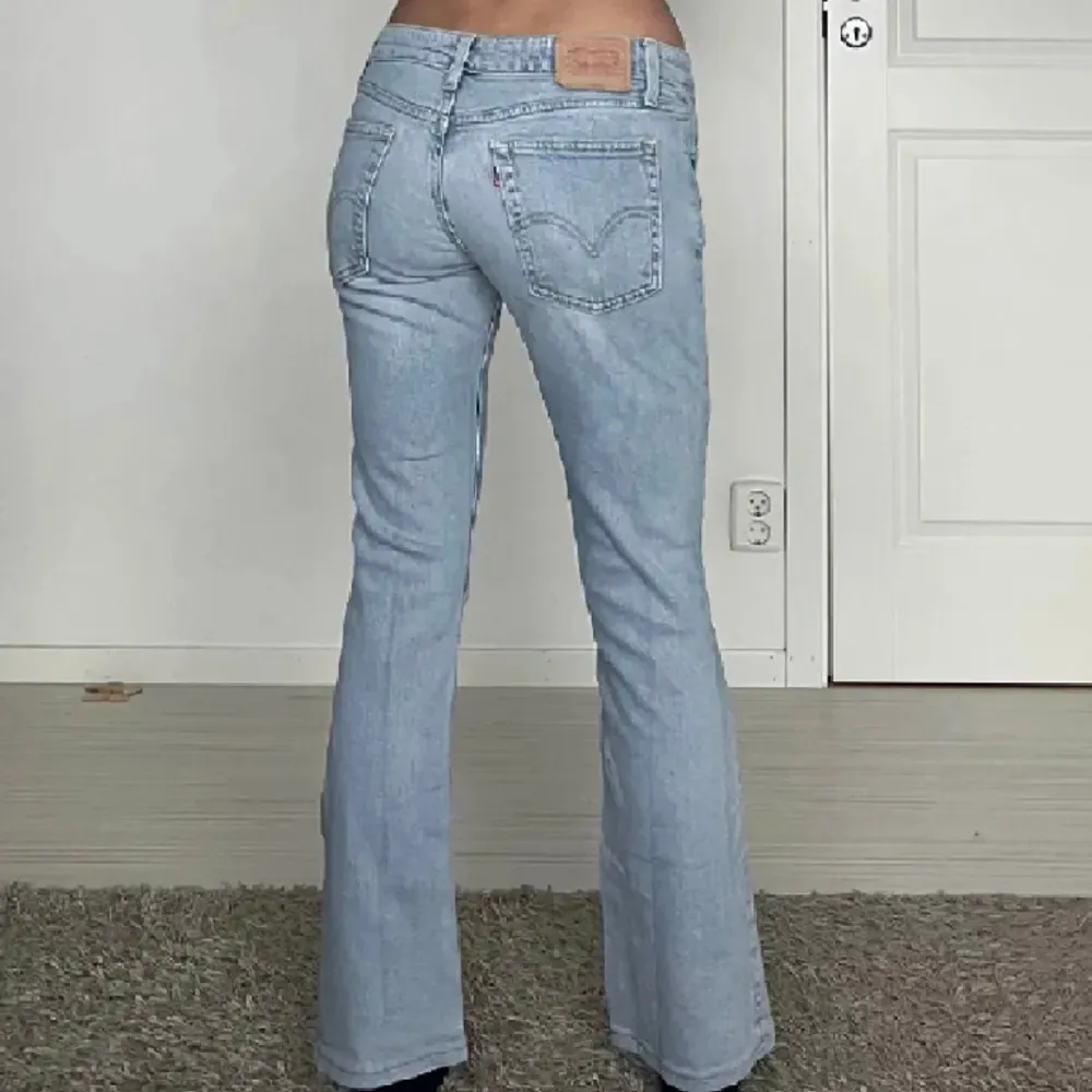 säljer dessa supersnygga Levis jeansen som är lågmidjade 💕 midjemått: 37 rakt över  Innerbenslängden: 80 Nyskick 💕. Jeans & Byxor.