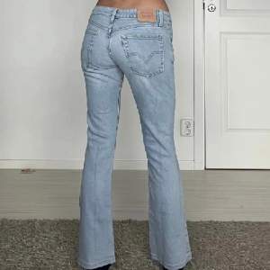 säljer dessa supersnygga Levis jeansen som är lågmidjade 💕 midjemått: 37 rakt över  Innerbenslängden: 80 Nyskick 💕
