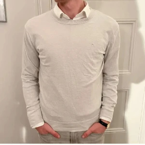 J.Lindeberg Tröja - Säker denna stickade tröja från J.Lindeberg. Skick 9/10 då den knappt är använd. Nypris 1400. Bara att skriva vid funderingar.