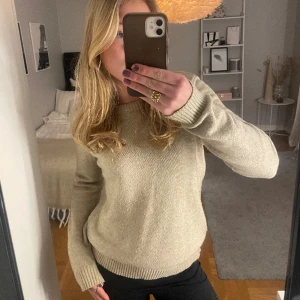 Beige Stickad tröja - Jag säljer denna jättefina stickade tröja från vila. Den är lite smått nopprig men i bra skick. Säljer den pågrund av att den inte kommer till så mycket användning, jag är öppen för prisförslag💕