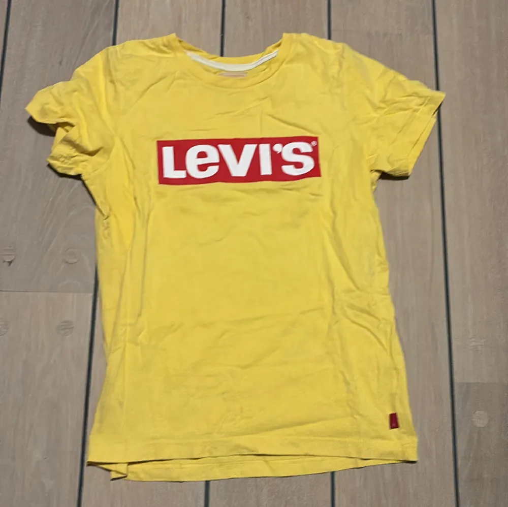 T-shirt från Levi’s i fint skick. Nypris 250kr.. T-shirts.