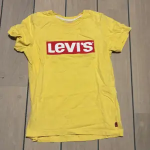 T-shirt från Levi’s i fint skick. Nypris 250kr.