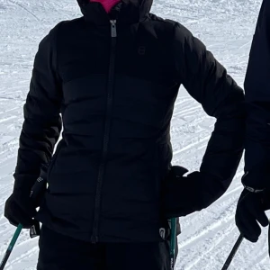 Skidjacka  - Säljer denna skidjacka från 8848 i storlek 160 men passar en XS/S då den e ganska stor, jag brukar normalt ha S och är 166 o den passar mig. Fint skick. Skriv privat för fler bilder. Kan absolut diskutera pris vid snabb affär, bara höra av er! 