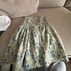 Kjol - Super söt kjol som jag inte andänvder längre. Men den har varit andvönd runt 10 ggr men utmärkt skick. De är insydda vid midjan men de går att sprätta ut.