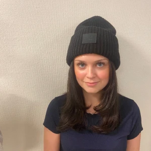 Acne mössa svart - Säljer nu min fina Acne mössa, då den inte kommer till användning längre. Den är knappt använt och därför i väldigt fint skick! Nypris är 1600🥰 Hör av er vid frågor!!💞💞