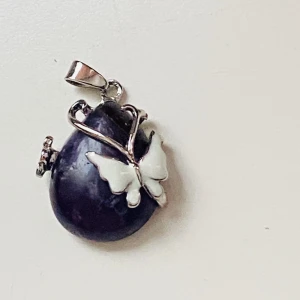 Berlock ametist  - Vacker ametist med fjäril 