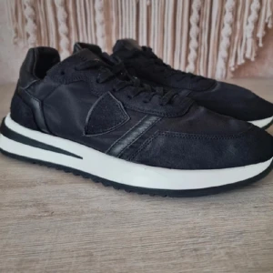 Philippe Model - Säljer nu ett par asfeta Philippe Model Tropez skor, i storlek 42 🤩 ✅Skick 7/10, inga större defekter bortsett från naturliga veck. Nypris 3500kr