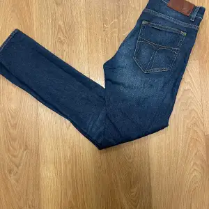 Riktigt snygga jeans från Tiger of Sweden. I den eftertraktade modellen evolve. Jeansen är i nyskick och storleken är 30/34