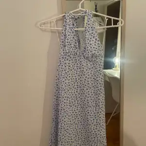 Säljer nu denna jätte fina klänningen ifrån H&M och deras Divided avdelning. Klänningen är använd ett fåtal gånger, 1-2 gånger. Jätte fin och perfekt till sommaren. Säljer för 80kr+frakt