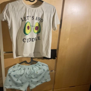 Avokado pyjamas sett - Jättebra skick en pyjamas som aldrig är använd och väldigt skönt material. Inga defekter på pyjamasen.