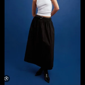 Svart Midi Skirt - Slutsåld svart Midi skirt från NA-KD Köpt för 549 kr, säljer för 299 kr Säljer då den endast kommit till användning 2 gånger. Mycket fint skick.