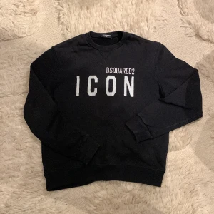 Dsquared2 tröja - En tröja jag använt några gånger som är i bra skick. Den är i storlek 16Y som motsvarar ungefär S. Köpt på NK Göteborg   Ny pris: 2500kr  Säljer för 800kr  