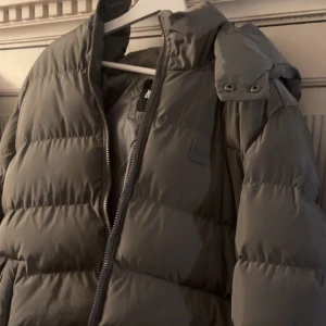 Grå Vinterjacka - Grå vinterjacka från Urban classics i storlek M! Precis som nytt skick då den endast är testad. Nypris runt 1000 lappen. Bara att skriva om du undrar något!