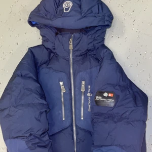 Sail racing jacka - En fin Sail racing jacka köpt förra vinter bara höra av dig vid frågor eller funderingar.