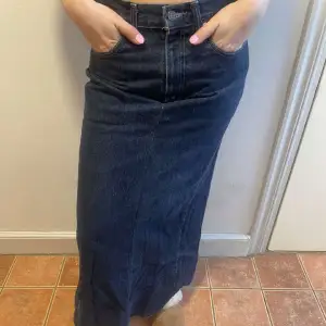 Blå Levis jeans kjol  Sitter bra på många olika storlekar men bäst 34,36,38.   500 kr men diskuterbart  Hör av er om frågor uppkommer 😊