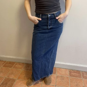 Marinblå jeans kjol  - Marinblå jeans kjol Stl 34,36,38 men passar bra på många olika storlekar beroende på hur man vill att dom ska sitta  300 kr men diskuterbart  Hör av er om frågor uppkommer 