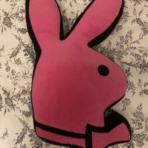 Säljes Playboy kudde i rosa  äkta och i bra skick 