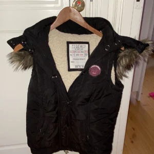 Väst från ttdenim tom tailor storlek S - Väst med storlek S  Från märket tom tailor Väldigt bra skick, har inte används mycket Kommer från djur fritt och rök fritt hushåll