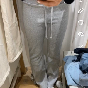 Mjukisbyxor  - Säljer jättefina gråa mjukisbyxor från brandy melville. Dom är knappast använda. Storlek one size men skulle säga att dom passar s-m, pris kan diskuteras❣️