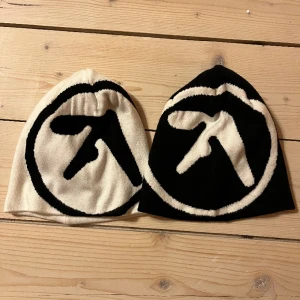 Aphex Twin Mössa - 300 kr styck Har endast två kvar Aldrig använda