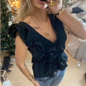 Topp - SUPER snygg!! Väldigt eftertraktad!! Tryck gärna köp nu ❣️❣️