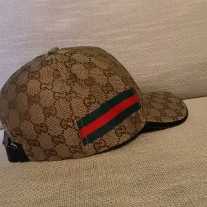 Beige GUCCI keps med strl S-L utan skador osv. Den passar på både killar och tjejer. Den är ej äkta