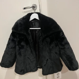 Kappa - Jätte fin päls jacka, köpt på vinted. Den är trekvart ärm.