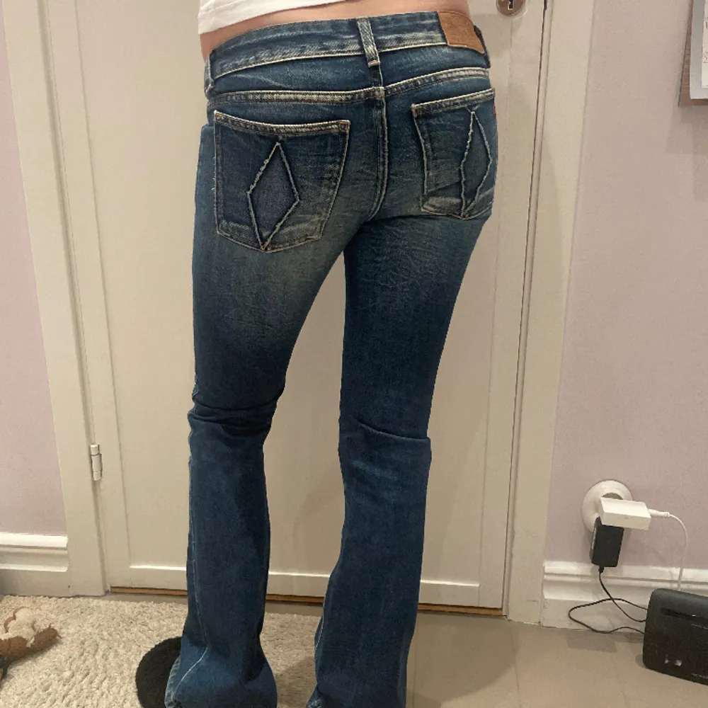 Säljer dessa supersnygga replay jeans då jag tycker de sitter tight på mig. Jag har aldrig riktigt använt de så de är i nyskick! Skriv privat för mer bilder eller frågor❤️. Jeans & Byxor.