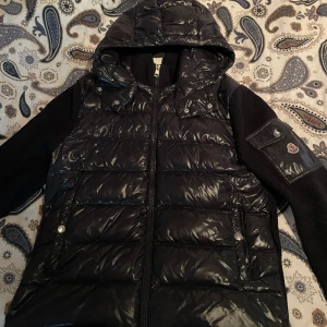 Moncler cardigan  - Moncler cardigan  Storlek: L Skick: 8,5/9-10 Pris: 6500kr  För mer bilder skicka pm 